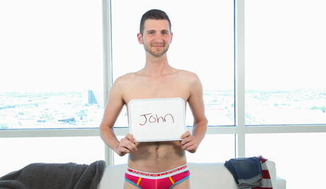 Der sexy John Darling lutscht und vögelt den Jungen