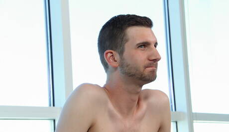 Der sexy John Darling lutscht und vögelt den Jungen