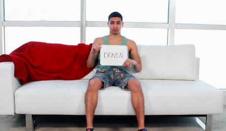 Latino hete twink Draven Milo neukt na het zuigen van een lul