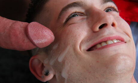 Amerikaanse hete twink Travis Freeman boort een kont met vuisten