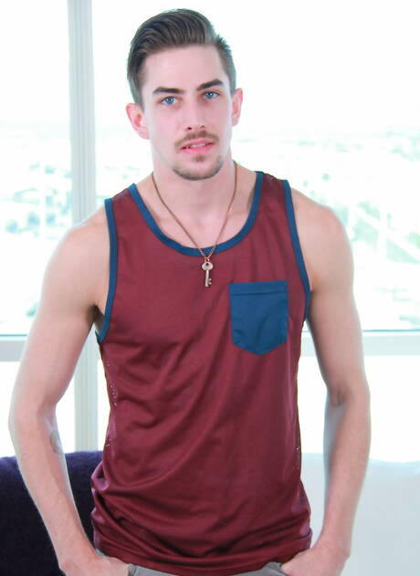 Der harte Amerikaner Jack Hunter bläst und vögelt den Jungen