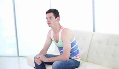 肌肉發達的 Ben Heights 在吸吮雞巴後操屁股