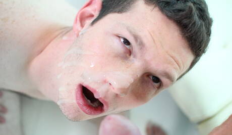 肌肉發達的 Ben Heights 在吸吮雞巴後操屁股