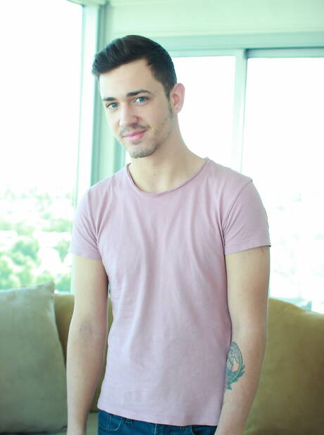 Well-built Blake Carson and husky guy Hugo Diaz in hot homosexual action in bathroom