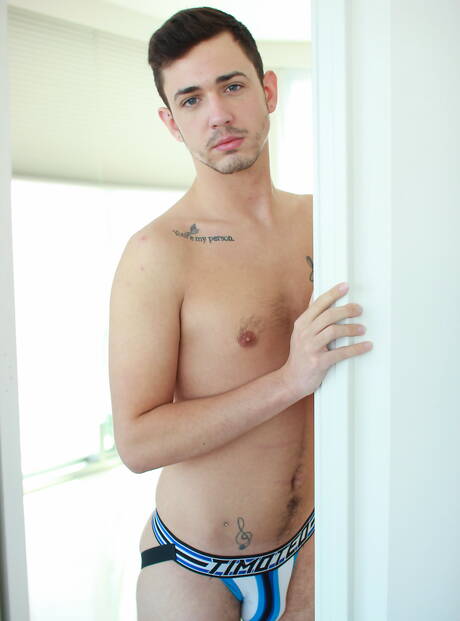 Well-built Blake Carson and husky guy Hugo Diaz in hot homosexual action in bathroom