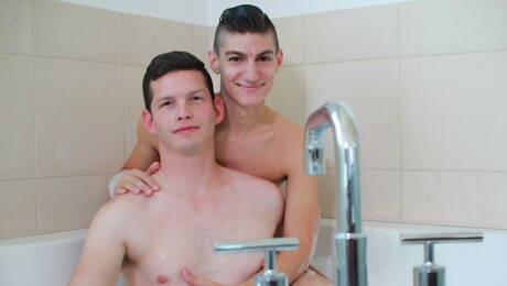 Les sympathiques copains américains Aiden Ward et le jeune garçon Benn Heights baisent le cul après une pipe dans le bain