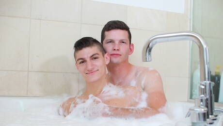 Les sympathiques copains américains Aiden Ward et le jeune garçon Benn Heights baisent le cul après une pipe dans le bain