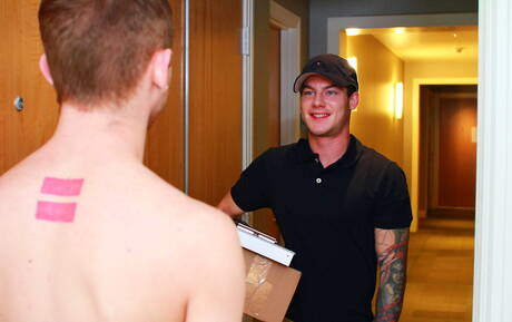 Gorący amerykańscy faceci, przystojniak Vance Crawford i gorący młodzieniec Archer Hart ssą i ruchają się nawzajem