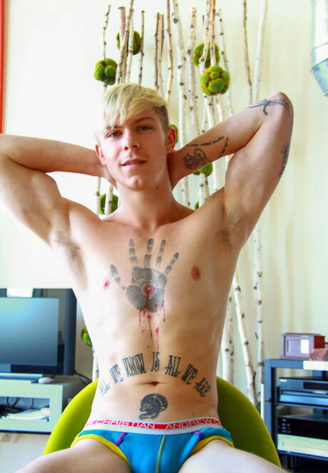 Damn Thats Big: Aldo Grey and american pretty boy Tristan Sommers have a hot couple scene