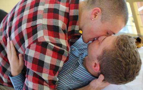 Le beau mec américain Ian Levine baise après avoir sucé une bite à l