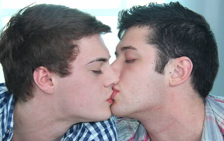 O jovem americano Chase Young fode a bunda depois de chupar um pau