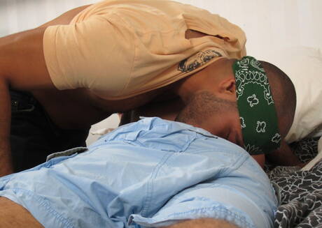 黑人肌肉男Tucker Scott吸吮雞巴後操屁股