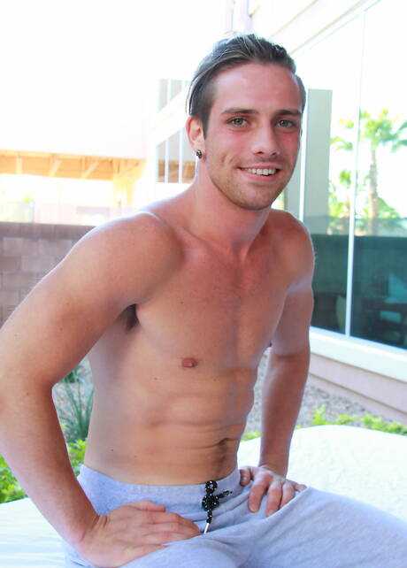 Beefcake Zaq Wolfe and beefy Logan Taylor fuck after dick sucking outdoor