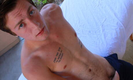 Der Muskelprotz Zaq Wolfe und der bullige Logan Taylor ficken nach dem Schwanzlutschen im Freien