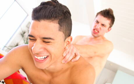 El latino bien formado Armond Rizzo folla después de una mamada