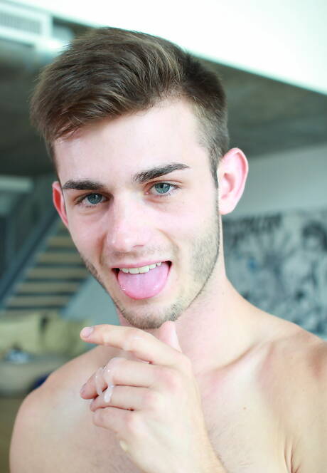 Dois caras americanos bem constituídos, Tommy Regan e o jovem Vincent James fazem amor na cozinha