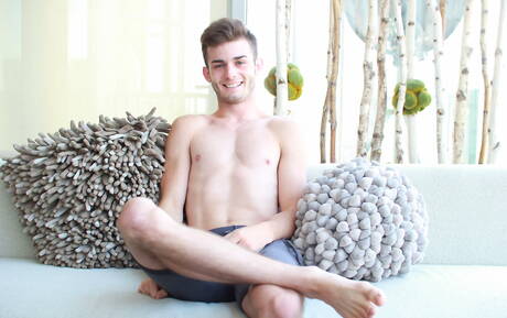 Dois caras americanos bem constituídos, Tommy Regan e o jovem Vincent James fazem amor na cozinha