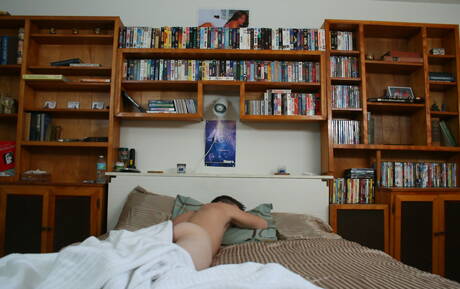 Amerikaanse knappe jongen Jordan Long neukt kont na het zuigen van lul