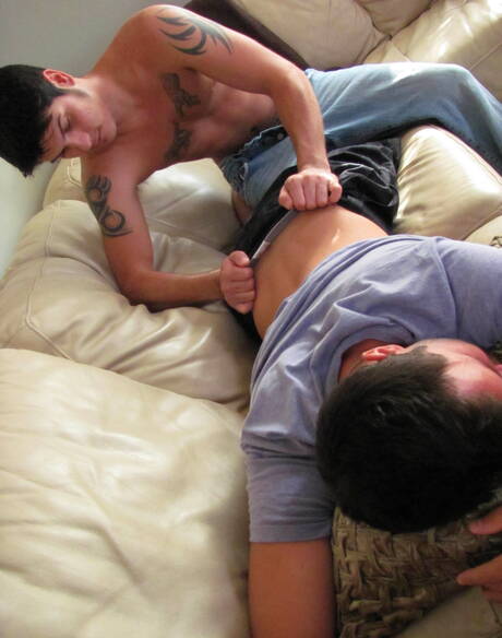 Der starke Mann David Scott wird nach dem Blowjob in den Arsch gefickt