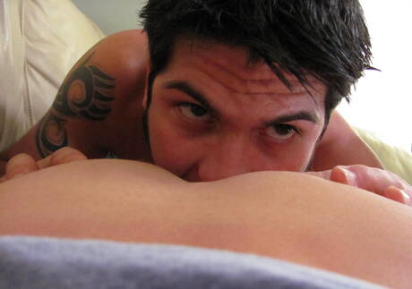 Der starke Mann David Scott wird nach dem Blowjob in den Arsch gefickt