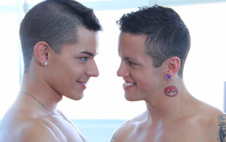 Der starke Mann Tyler Lee wird in den Arsch gefickt, nachdem er in der Küche einen Schwanz gelutscht hat