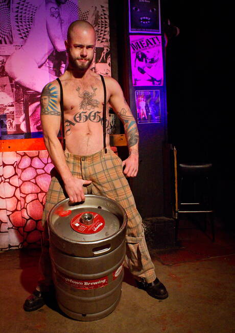 De gespierde Latijns-Amerikaanse Leo Forte en de knappe kerel Doc Benway in hete anale seks met fisting