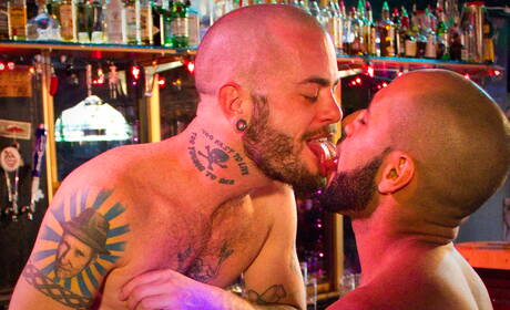 De gespierde Latijns-Amerikaanse Leo Forte en de knappe kerel Doc Benway in hete anale seks met fisting