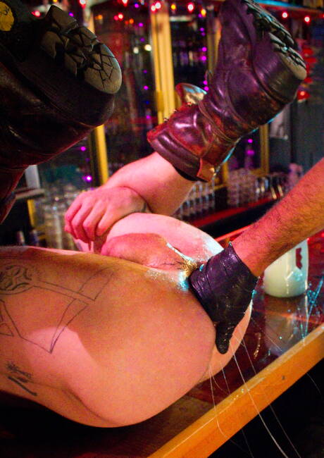 De gespierde Latijns-Amerikaanse Leo Forte en de knappe kerel Doc Benway in hete anale seks met fisting