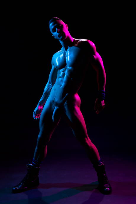 Der kanadische, kräftig gebaute Skyy Knox und der amerikanische, kräftig gebaute Sergeant Miles ficken in den Arsch, nachdem sie einen Schwanz gelutscht haben