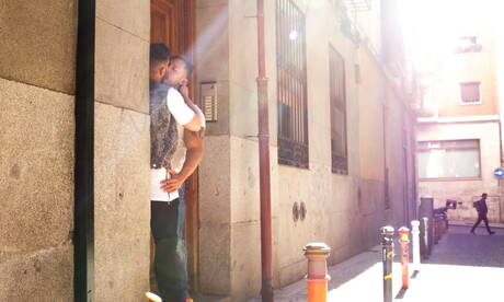 Der harte Kerl Ramwey Reis und der kräftige Latino Viktor Rom lutschen und ficken sich draußen