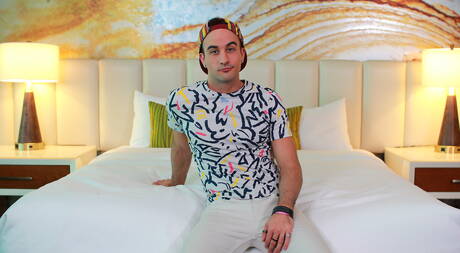 Zwei muskulöse amerikanische Jungs, Fx Rios und Otter Mason Lear, ficken sich nach dem Saugen im Freien in den Arsch