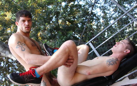 Amerikaanse jonge Travis Freeman neukt kont na pijpbeurt buiten