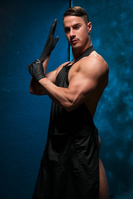 Der kanadische Kraftprotz Skyy Knox und der amerikanische Muskelprotz Tyler Roberts reiten einen Schwanz mit Fisting