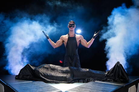 Der kanadische Kraftprotz Skyy Knox und der amerikanische Muskelprotz Tyler Roberts reiten einen Schwanz mit Fisting