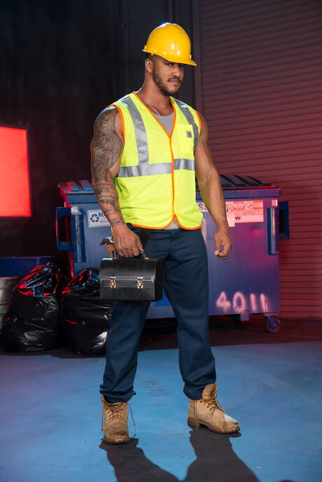 加拿大壯漢 Skyy Knox 和身材魁梧的黑人 Jason Vario 在跨種族吸吮和拳交後操弄屁股