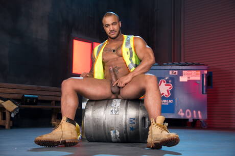 加拿大壯漢 Skyy Knox 和身材魁梧的黑人 Jason Vario 在跨種族吸吮和拳交後操弄屁股