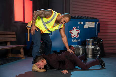 加拿大壯漢 Skyy Knox 和身材魁梧的黑人 Jason Vario 在跨種族吸吮和拳交後操弄屁股