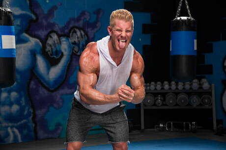 Die geilen Jungs Johnny V, Austin Wolf und Jeremy Spreadums lutschen und ficken sich gegenseitig