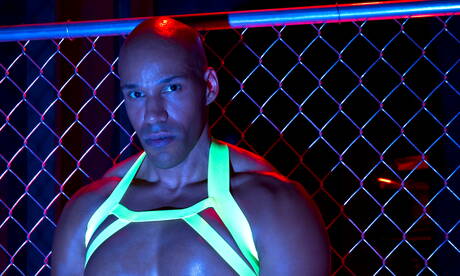 Amerikaanse otter Chris Harder en stoere kerel Michael Thomas neuken elkaars kont na interraciale blowjob