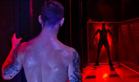 Amerikaanse otter Chris Harder en stoere kerel Michael Thomas neuken elkaars kont na interraciale blowjob