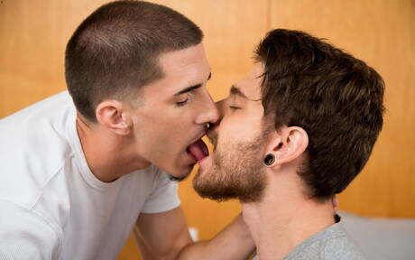 American hunky guy Damien Kyle and beefy Matty Strong fuck after dick sucking