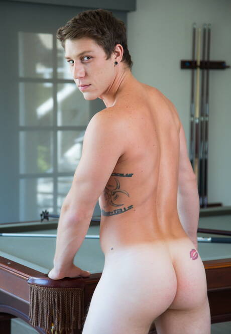 Die versauten Typen Paul Canon, Dakota Young und Calvin Chambers lutschen und ficken sich gegenseitig