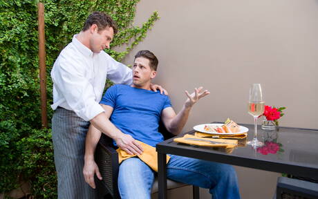 Les Américains chauds, le musclé Markie More et le costaud Roman Todd dans une baise torride en extérieur