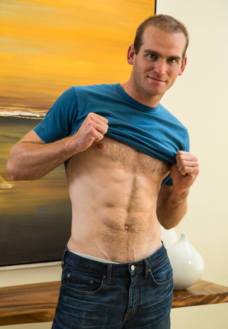 O lindo garanhão americano Quentin Gainz e o bonitão Jonah Marx fodem a bunda depois de chupar um pau