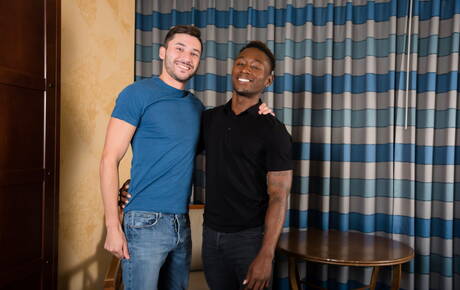 Mili amerykańscy kumple, siłacz Scott Demarco i twardziel Miller Axton uprawiają dobry międzyrasowy seks