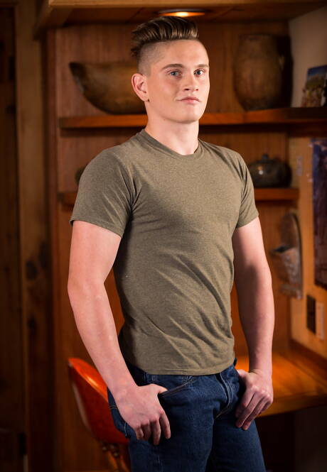 Il muscoloso americano Jay Tee si spoglia e mostra il suo sedere