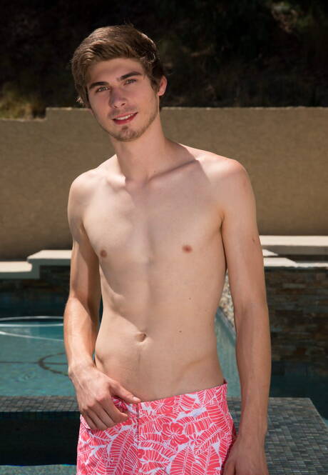 美國色情明星哈士奇Logan Cross和帥哥Chad Piper在泳池邊口交後做愛