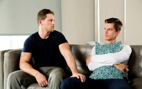 Il bel ragazzo americano Roman Todd e il giovane Alex Chandler gli perforano il culo