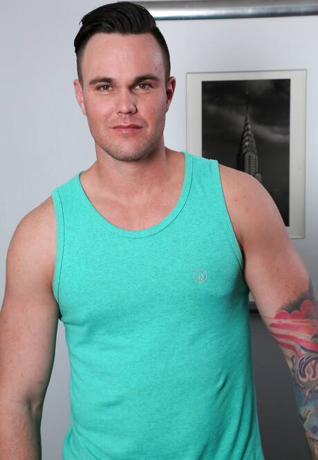 Der kanadische Schönling Beau Reed und der schwarze Muskelprotz River Wilson haben guten interracial Sex