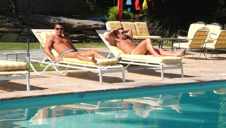 Heiße Amerikaner, der attraktive Kyle King und der bullige Matt Cole haben sich am Pool gegenseitig beim Fisting gefickt